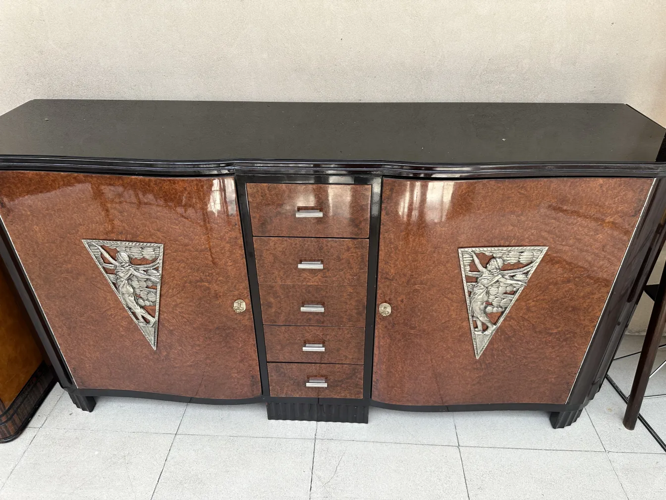 aparador antiguo art deco con detalles plateados y diseño elegante