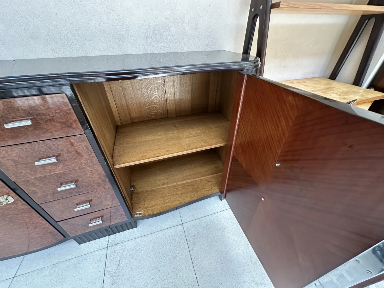 credensa antica art deco con forma elegante, che mostra il suo interno