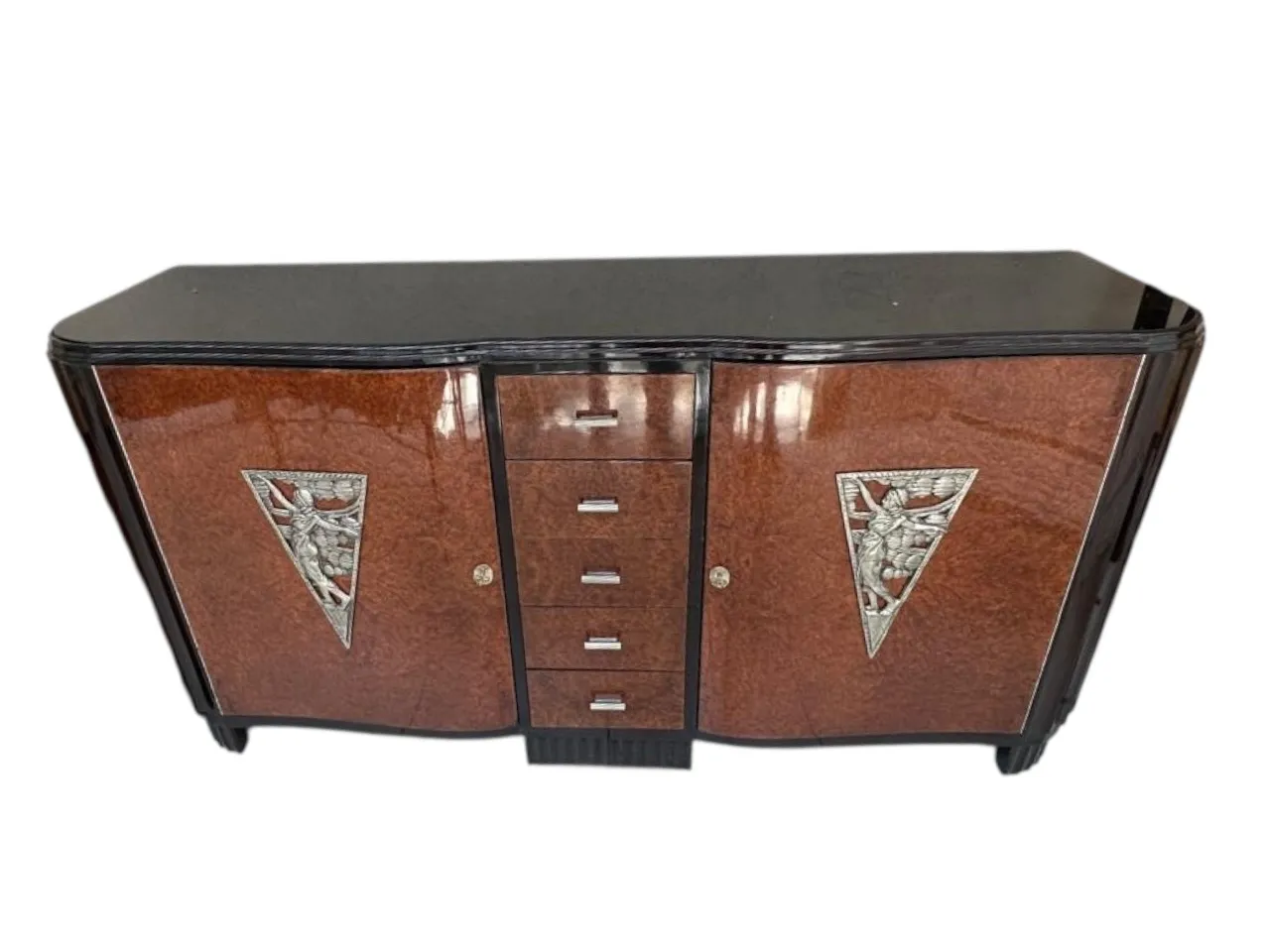 credenza antica art-deco con porte decorative e finitura elegante, situata in un ambiente accogliente.