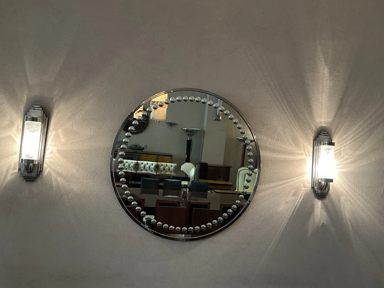 miroir antique décoratif avec des détails brillants dans un cadre élégant