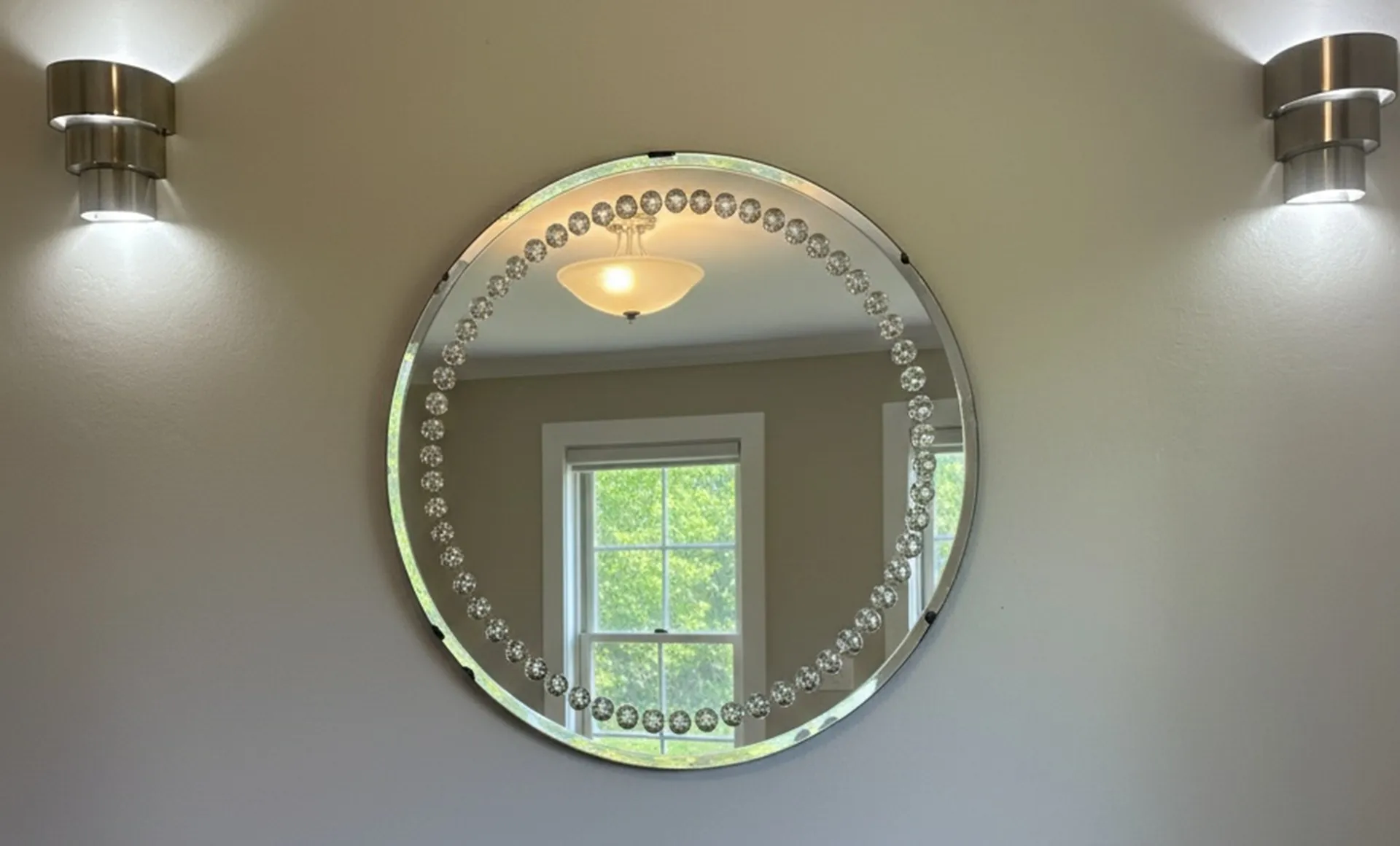 miroir rond ancien avec bords décoratifs dans un cadre moderne