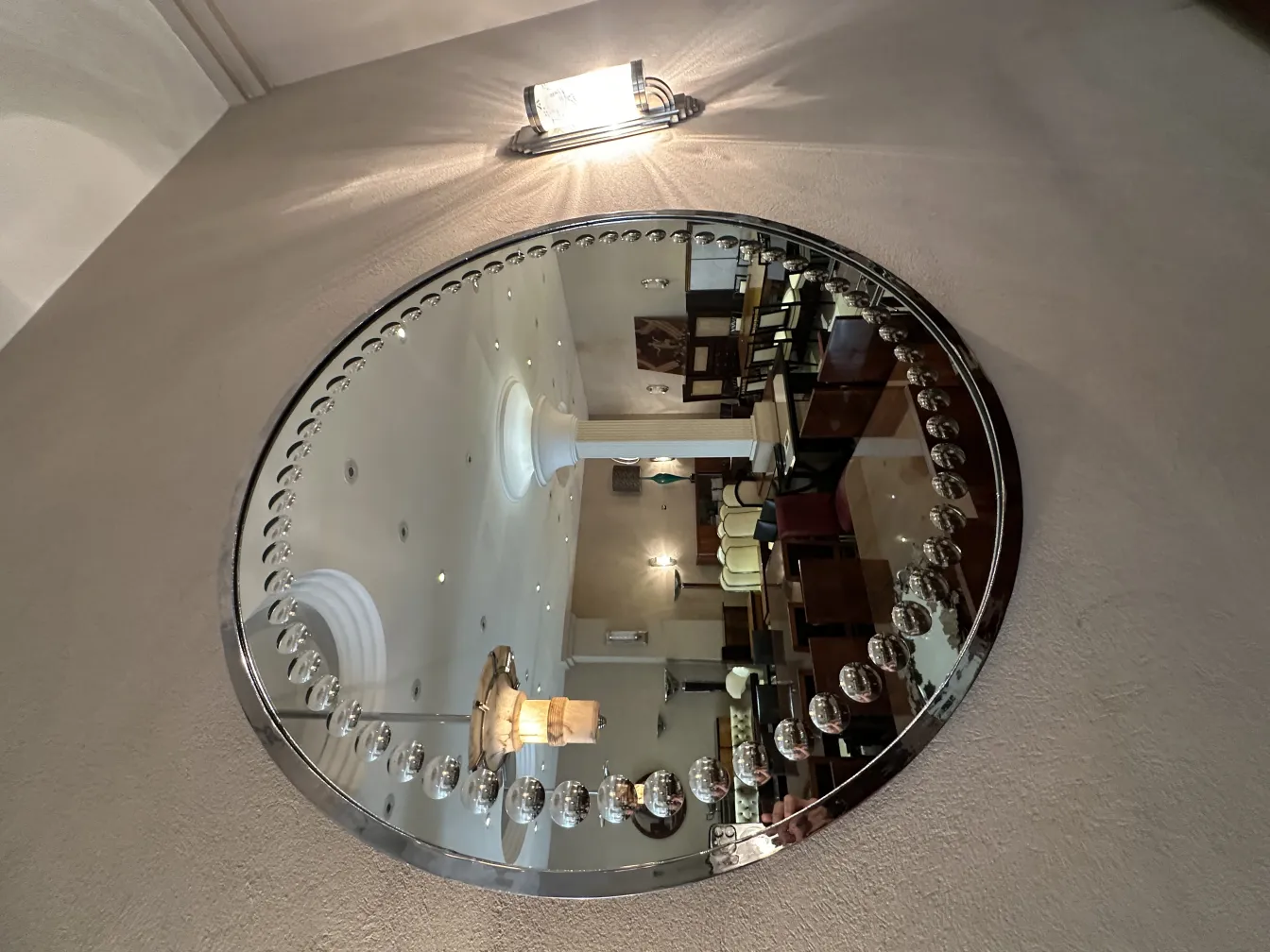 espelho redondo antigo em um ambiente elegante, com luzes e fundo aconchegante