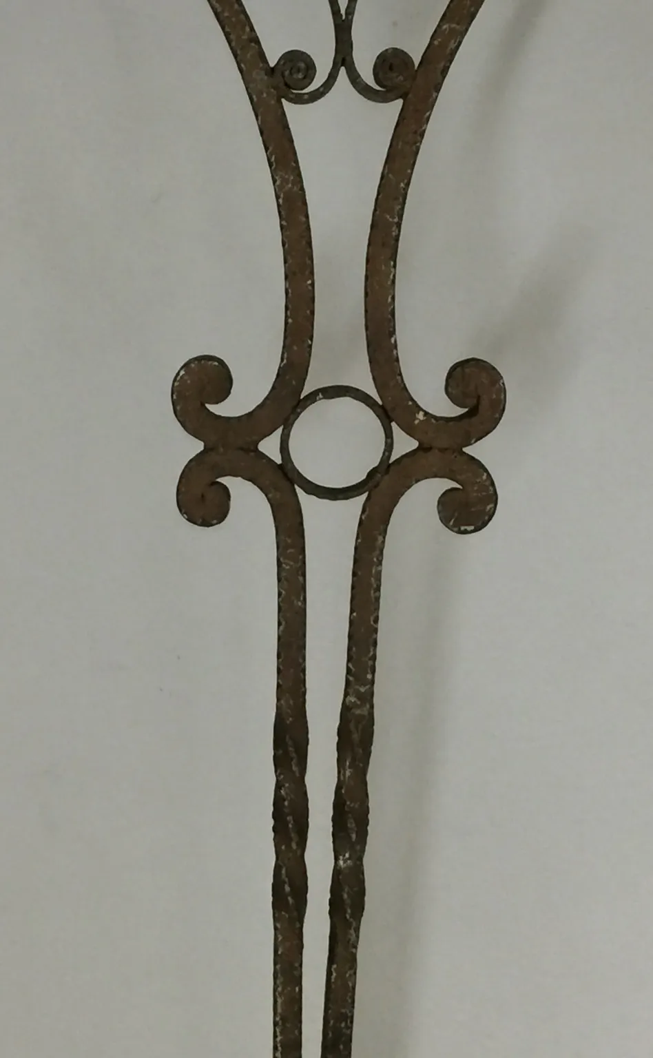 Antike Dresuar mit Eisenverzierungen im Art Nouveau Stil