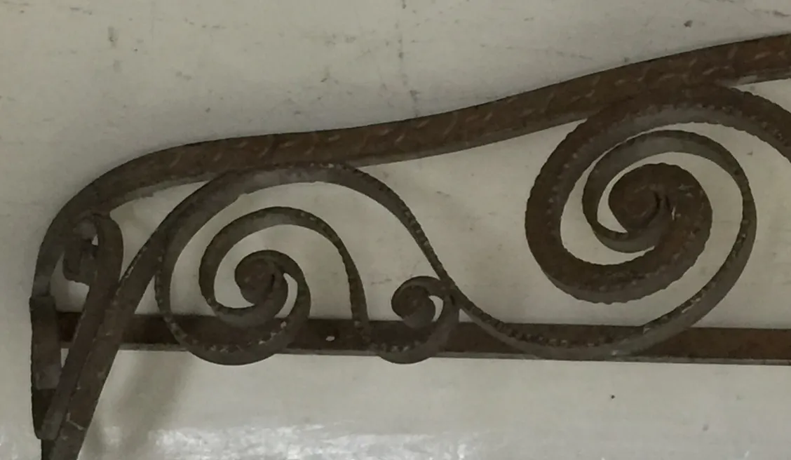 Consola decorativa antica con forme spiralate, ambienti eleganti.