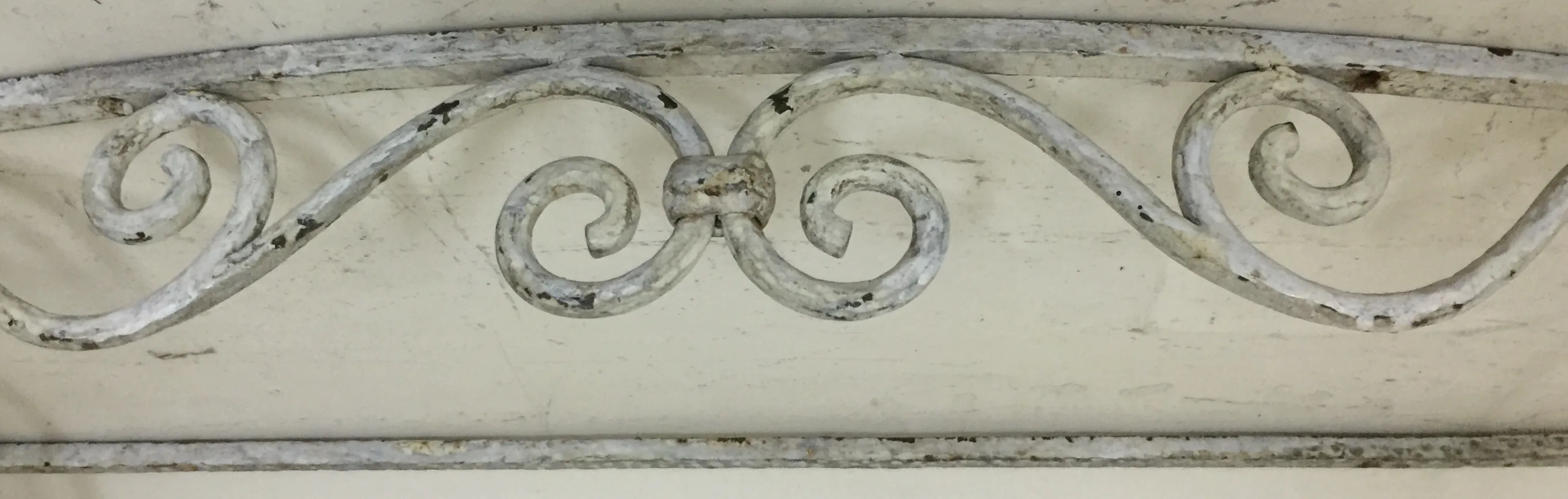 detalhe de uma consolo antiga com curvas decorativas no estilo francês