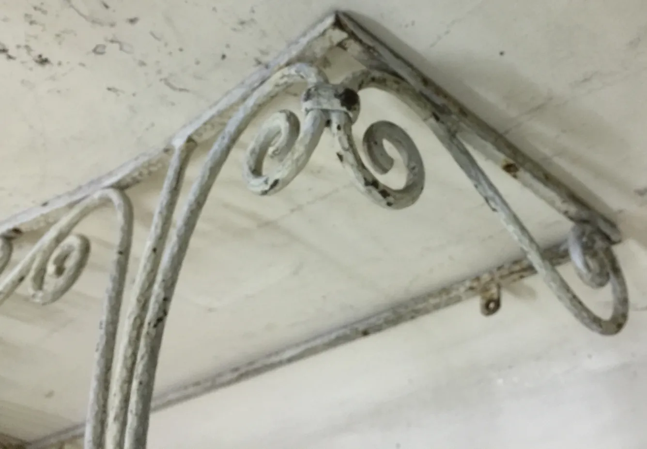 antike Konsole mit eleganten, geschwungenen Designdetails