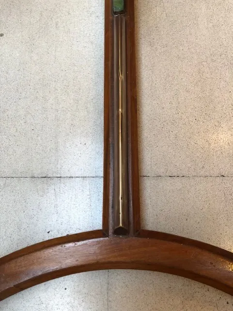 Table ancienne pour 8 personnes avec un pied en bois clair.