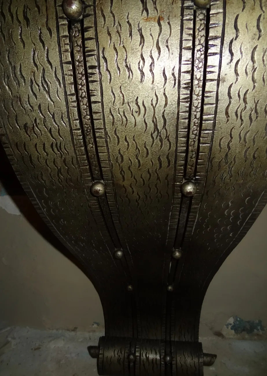 detalle de una consola antigua con formas decorativas