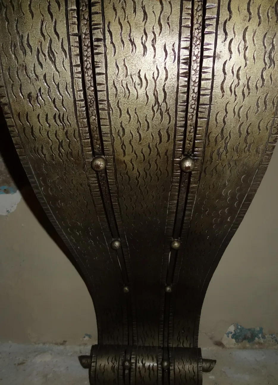 Antigua consola decorativa con diseño único y elegante.