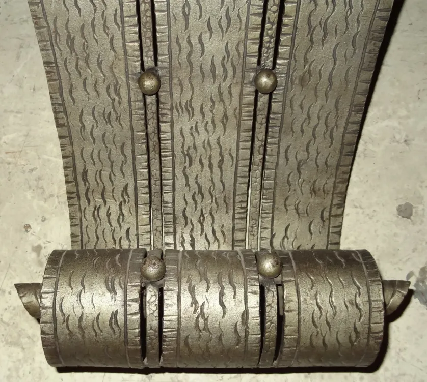 Ancienne console avec design Art Deco, décorative et élégante.