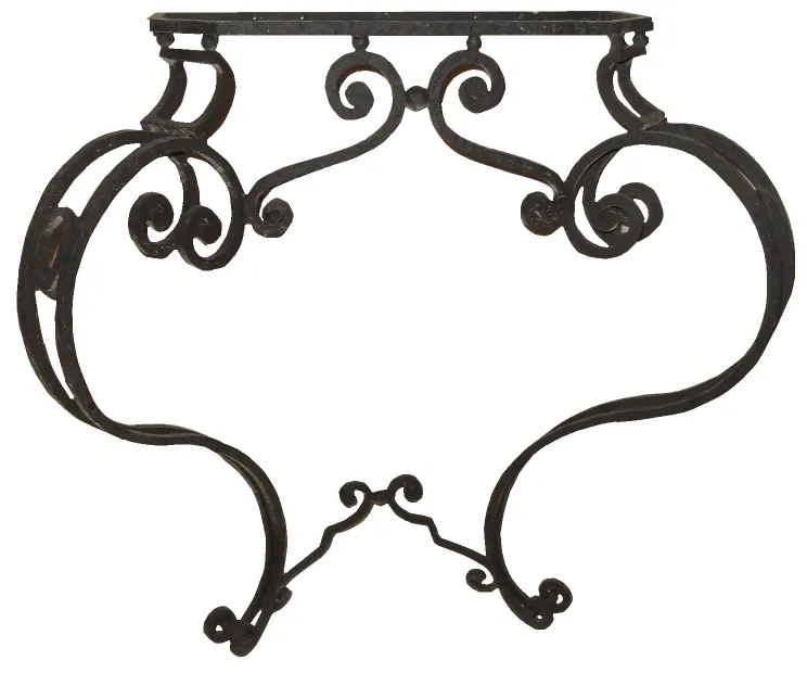 Konsole mit spiralförmigem Design und dekorativen Details in klassischem Umfeld