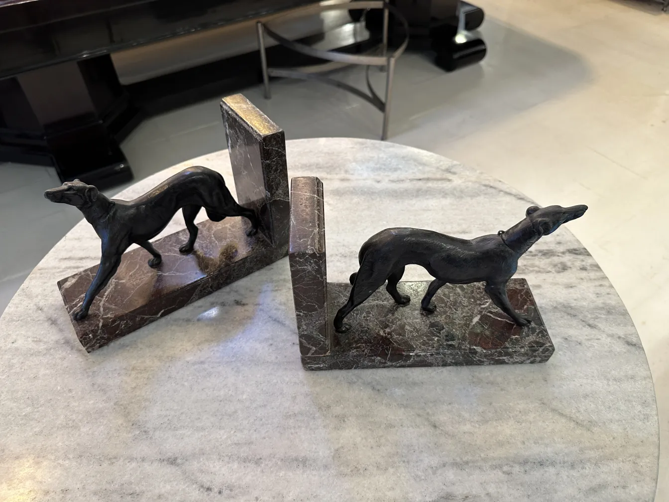 fermalibri eleganti con figure di cani da caccia in marmo