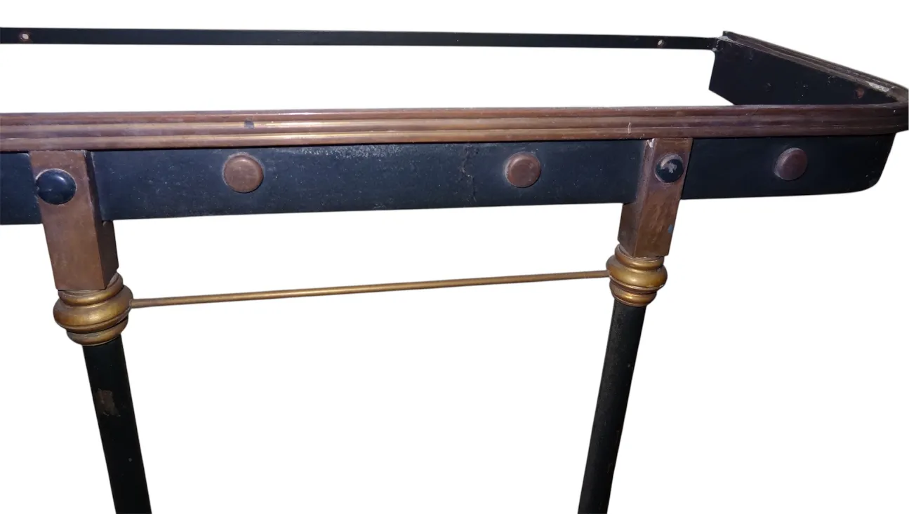 Antiga consola Art Deco com detalhes únicos em acabamentos. Ambientes elegantes e distintos.