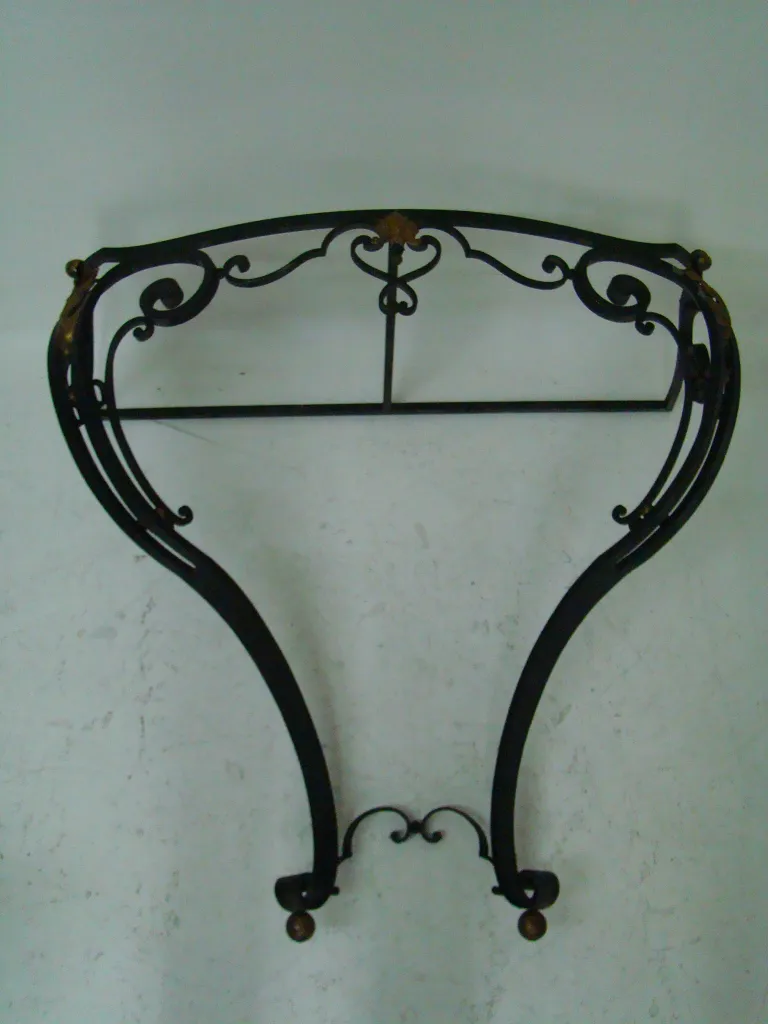 console ancienne edgard brant avec des courbes ornementales et des finitions distinctives