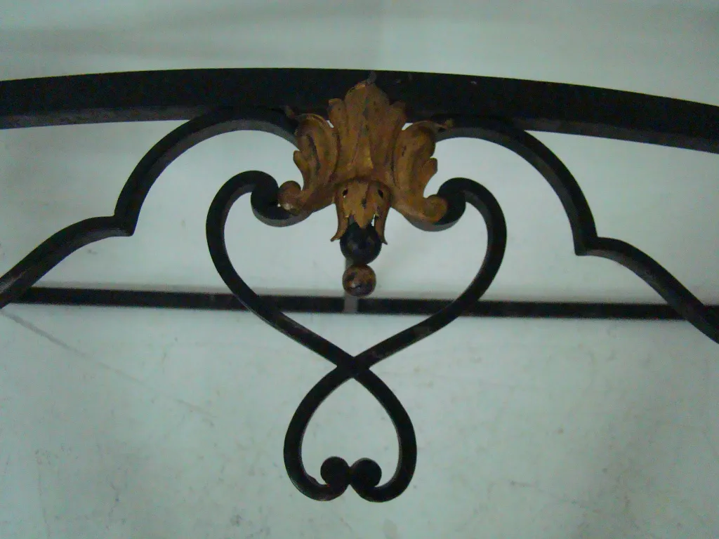 Obenansicht eines antiken Dresuar mit elegantem Design.