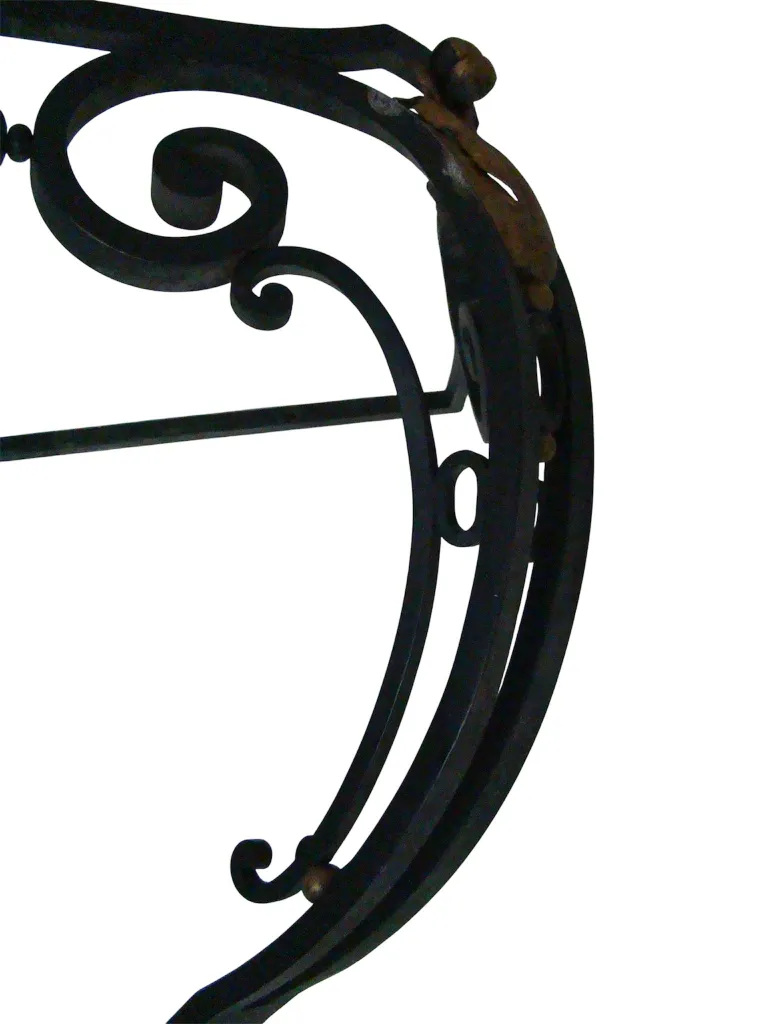 dresuar ancien avec détails décoratifs courbés