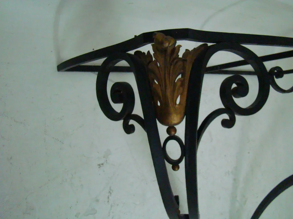 détail décoratif de la console ancienne avec ornements