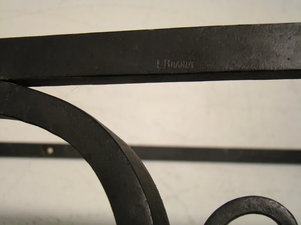 طاولة وحدة التحكم القديمة مع تفاصيل مزخرفة