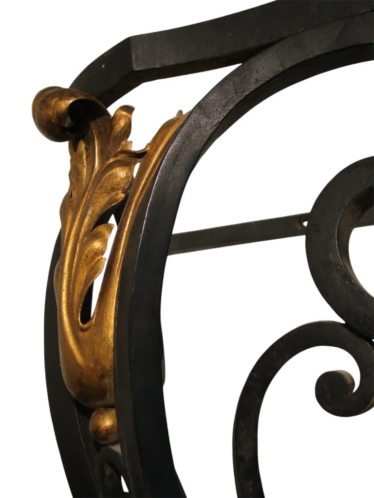 Seitenansicht einer antiken Konsole mit goldenen Details