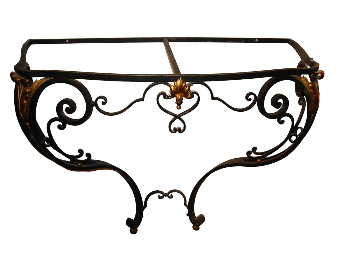 antigua consola con diseño curvo y decoraciones doradas, ambiente elegante