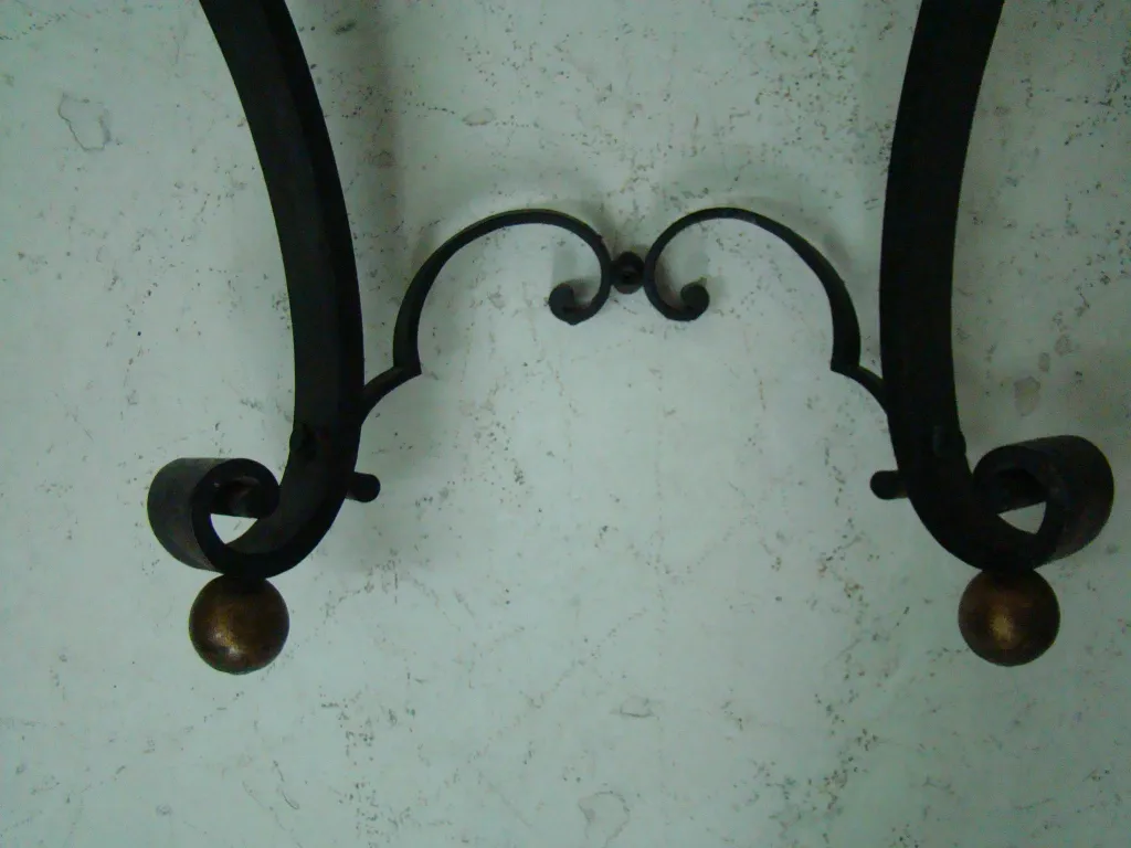 Detalles de una antigua consola con adornos decorativos