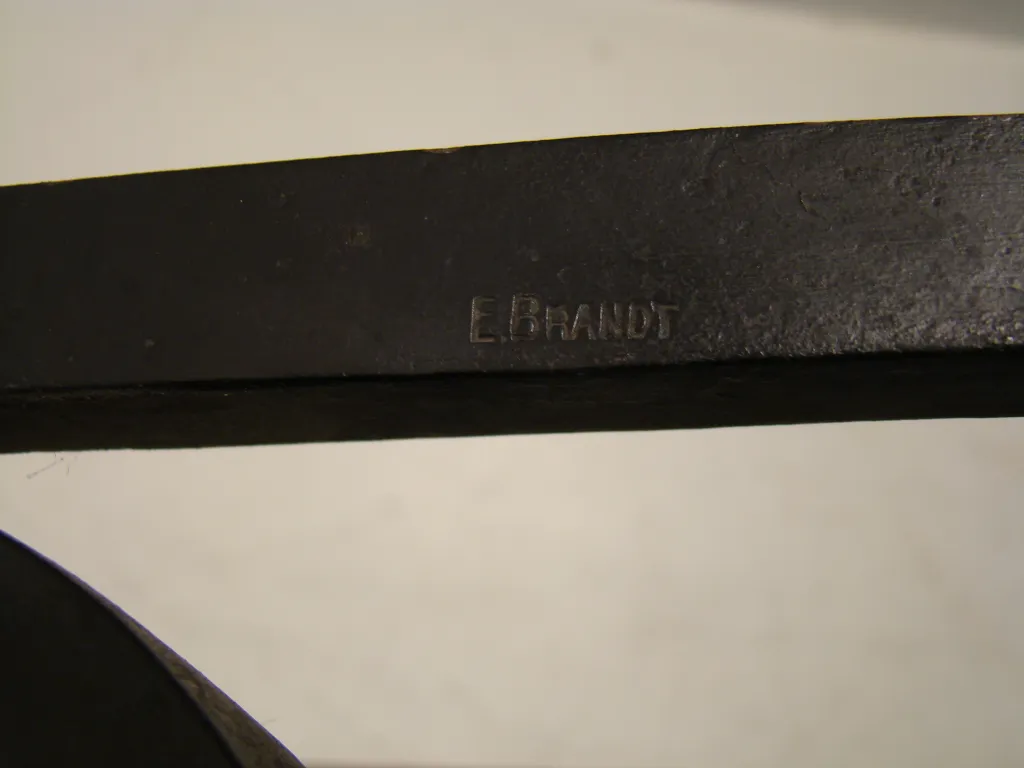 Edgard Brant가 디자인한 고대 콘솔, 독특한 세부 정보가 포함되어 있습니다.