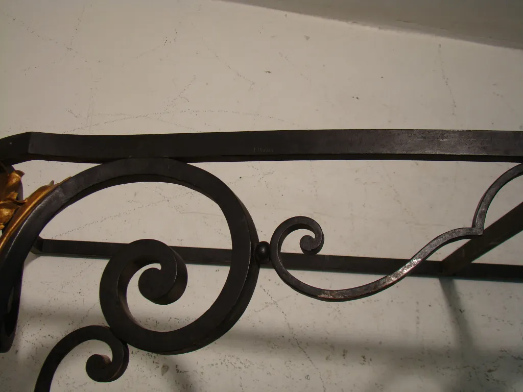 design des antiken dresuars mit dekorativen details.