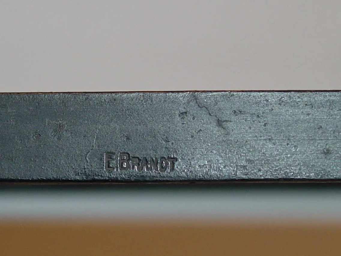 Consolle antica con il marchio di Edgard Brandt, design elegante.