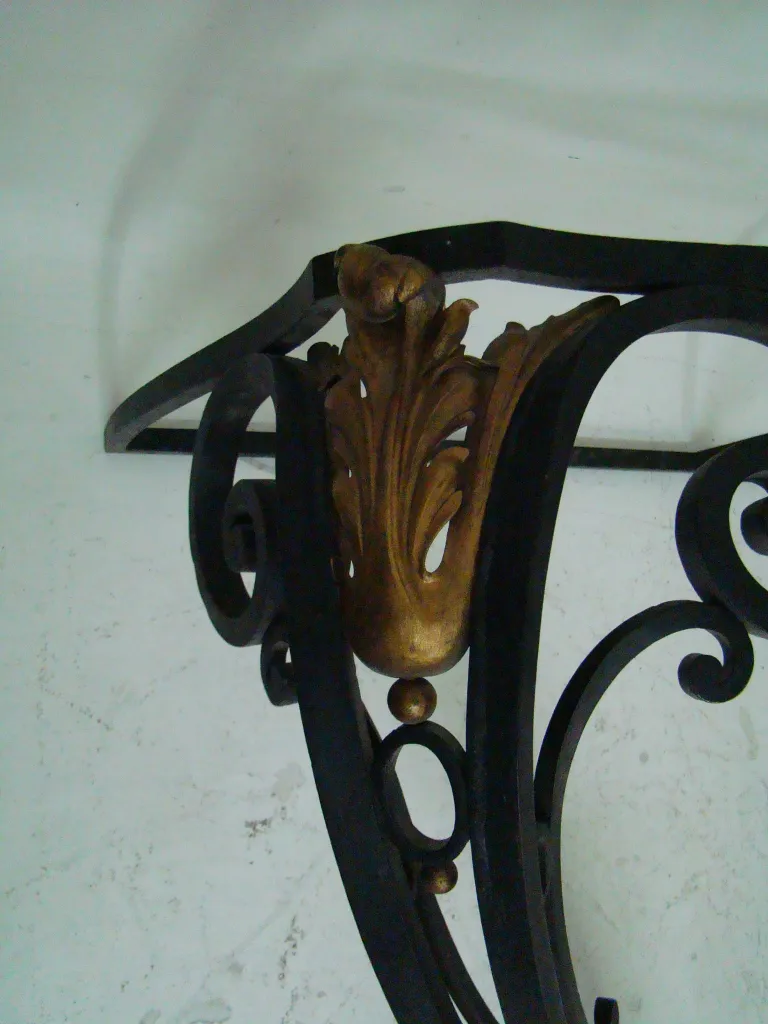 antica console con dettagli dorati e linee eleganti