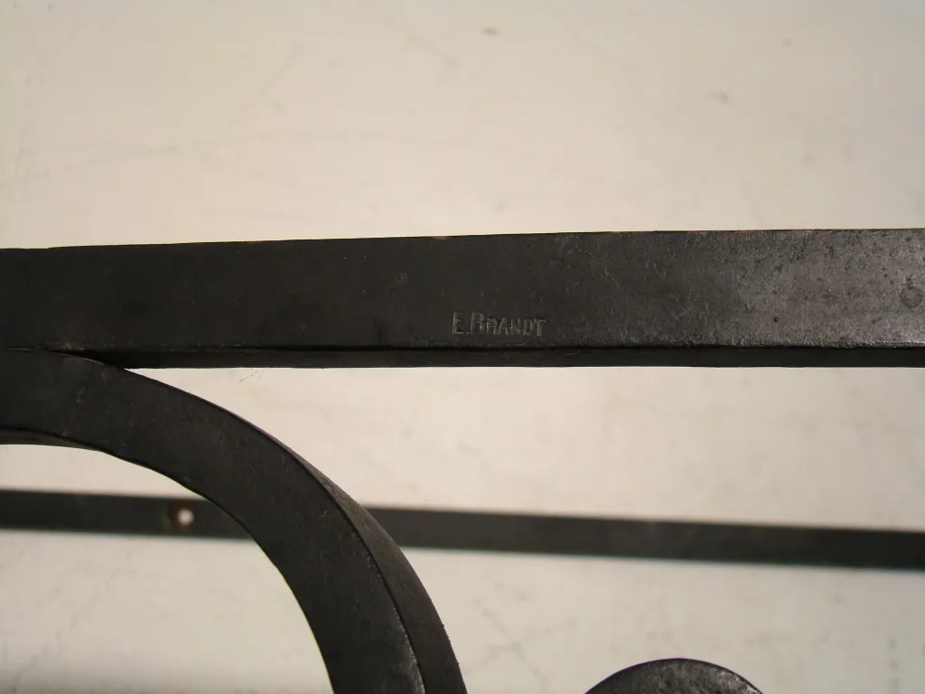 طاولة وحدة التحكم القديمة edgard-brant بتصميم أنيق وتفاصيل زخرفية.