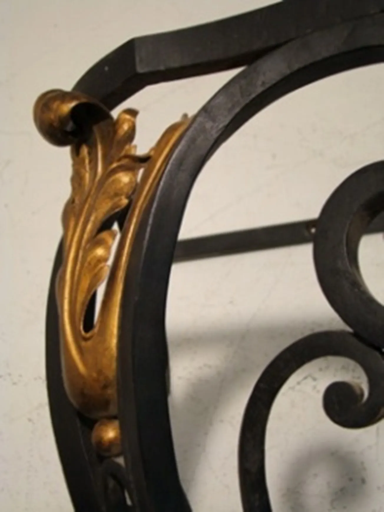 dettaglio dorato sulla console antica edgard brant