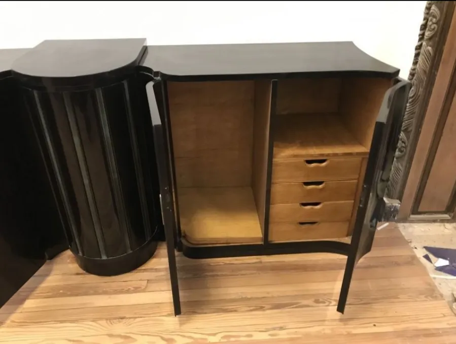 vaisselier ancien avec design art déco et espace de rangement