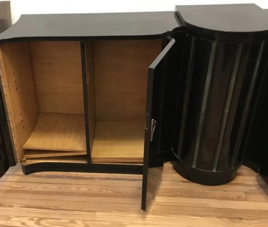 dos aparadores antiguos con diseño curvado y elegante, ambiente cálido