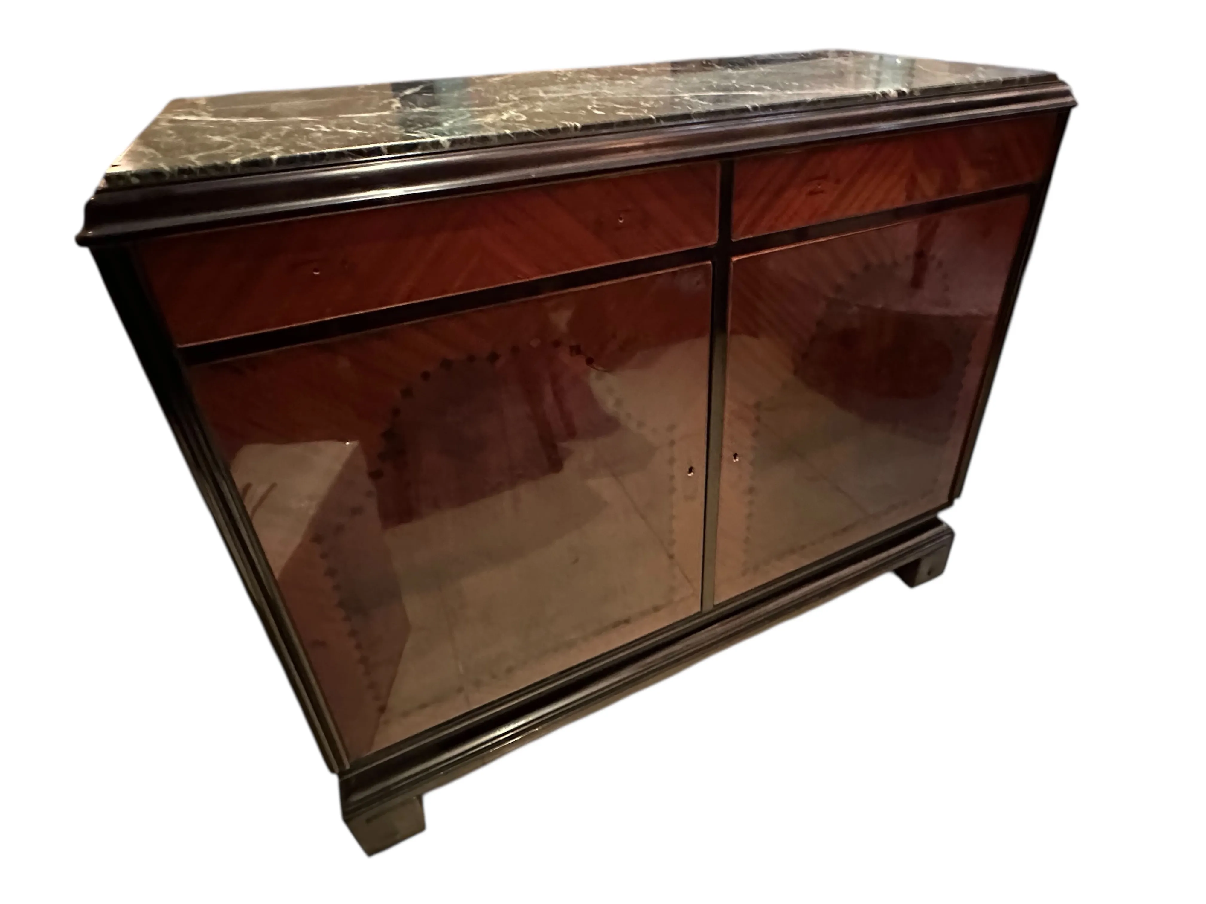 credenza antica elegante con superficie scura e dettagli lucidi in un contesto classico