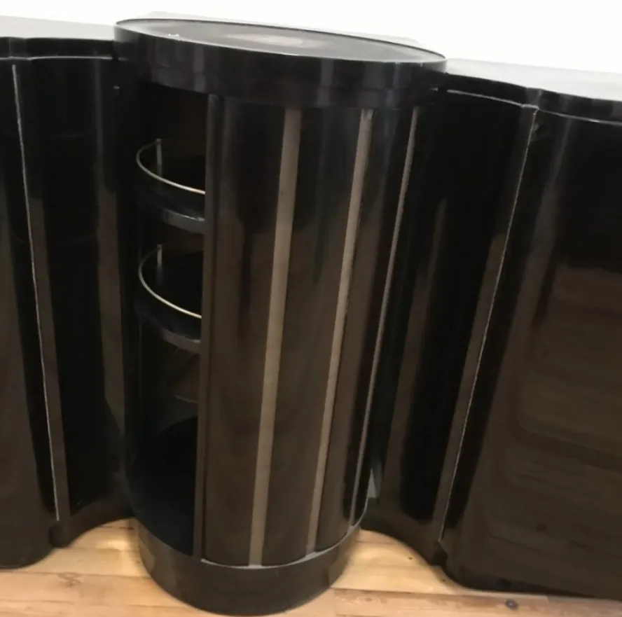 vaisselier ancien art deco avec un design courbé élégant