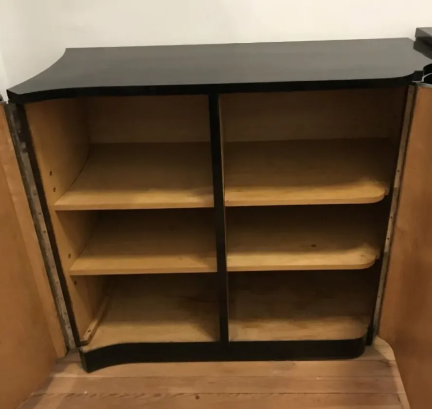 credenza antica in un ambiente semplice con ripiani vuoti