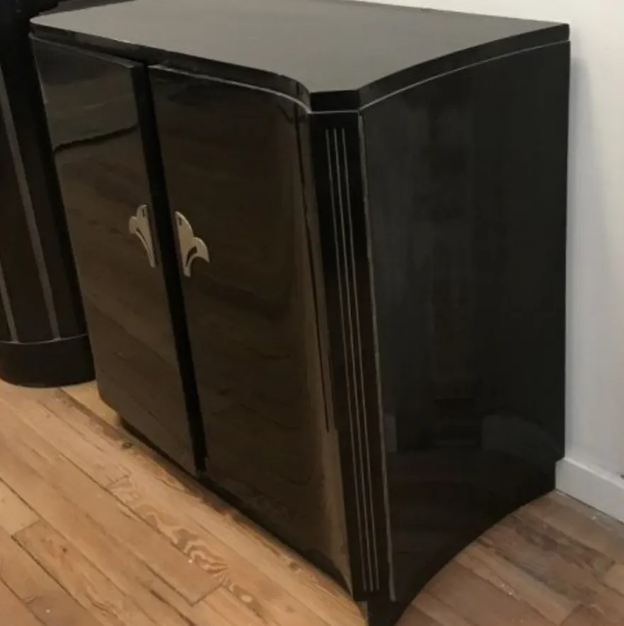 Aparador antigo preto de Art Deco com design curvo elegante, perfeito para qualquer casa.