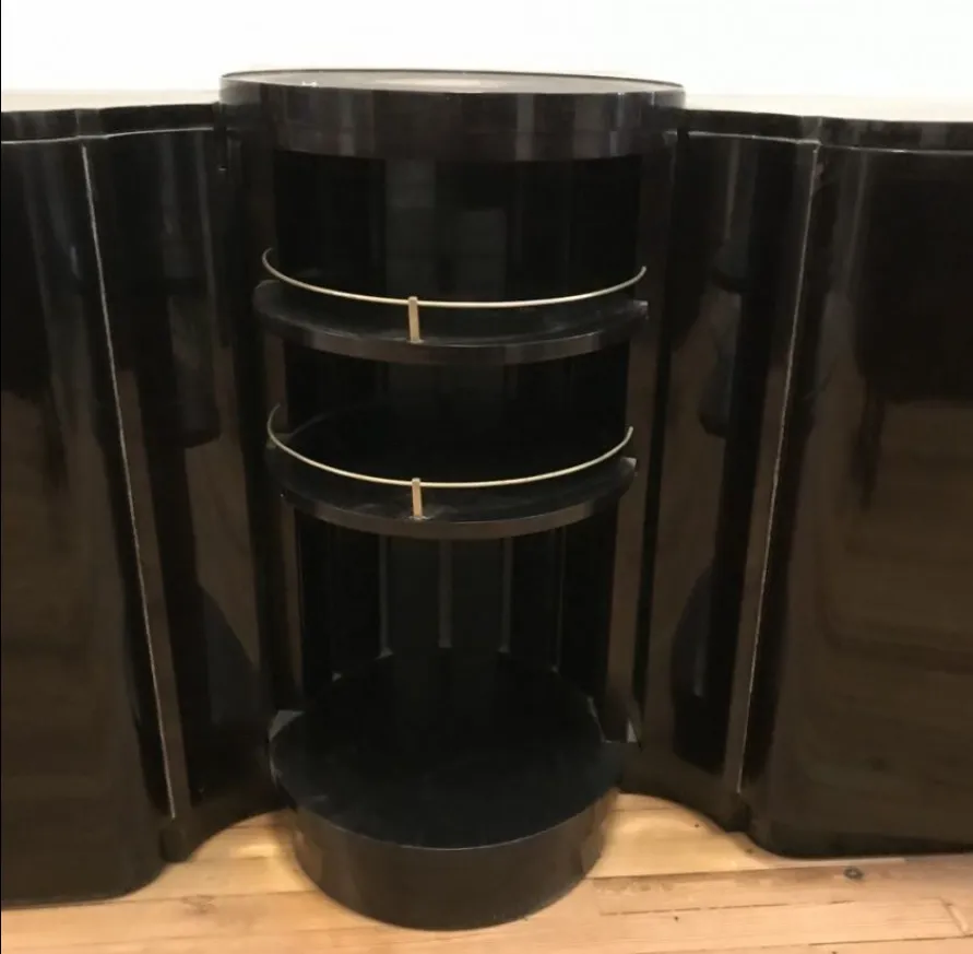 elegante antike anrichte mit runden regalen