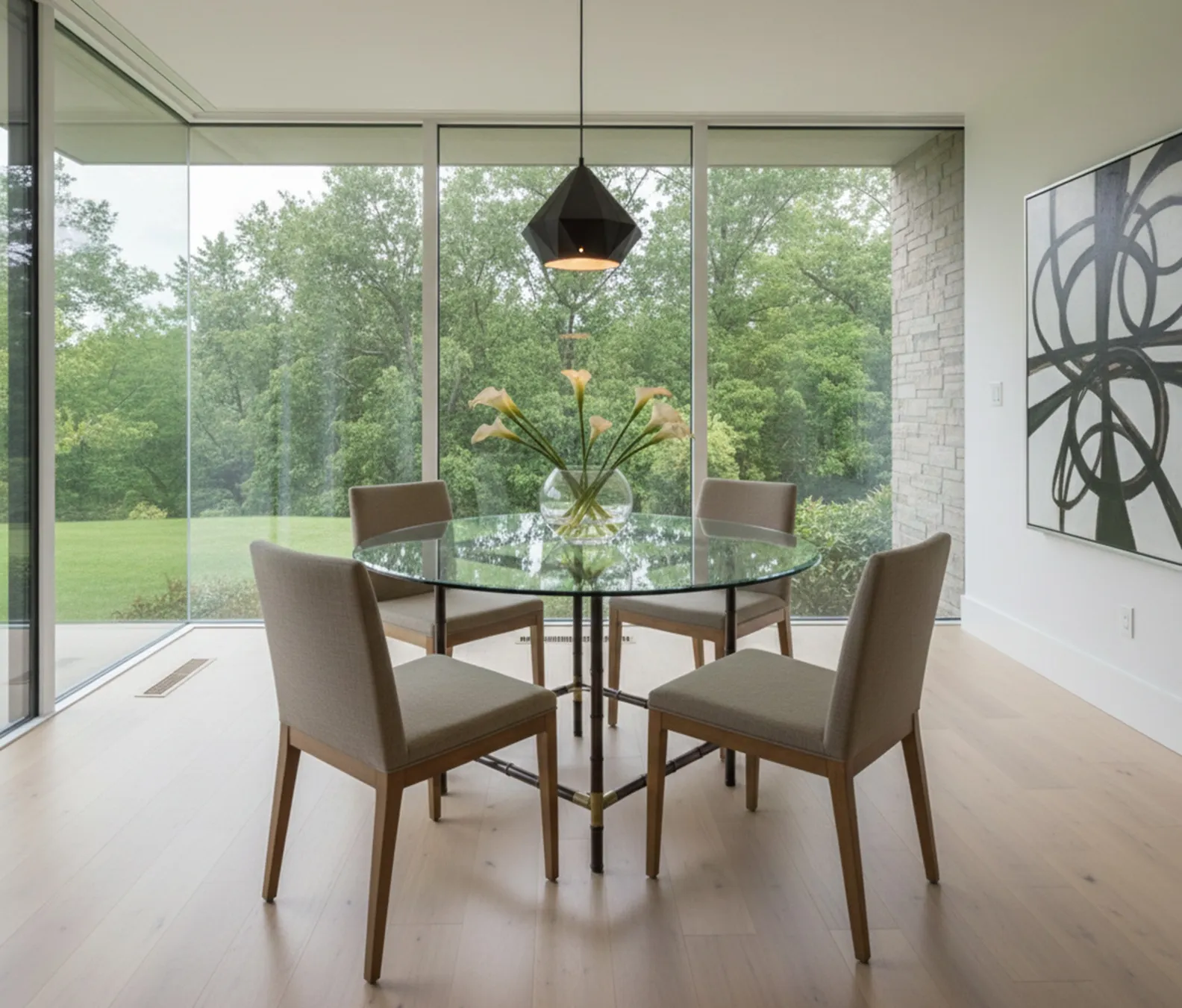 Antiker Esstisch für 4 Personen mit Stühlen, eleganter Dekor und Gartenblick.