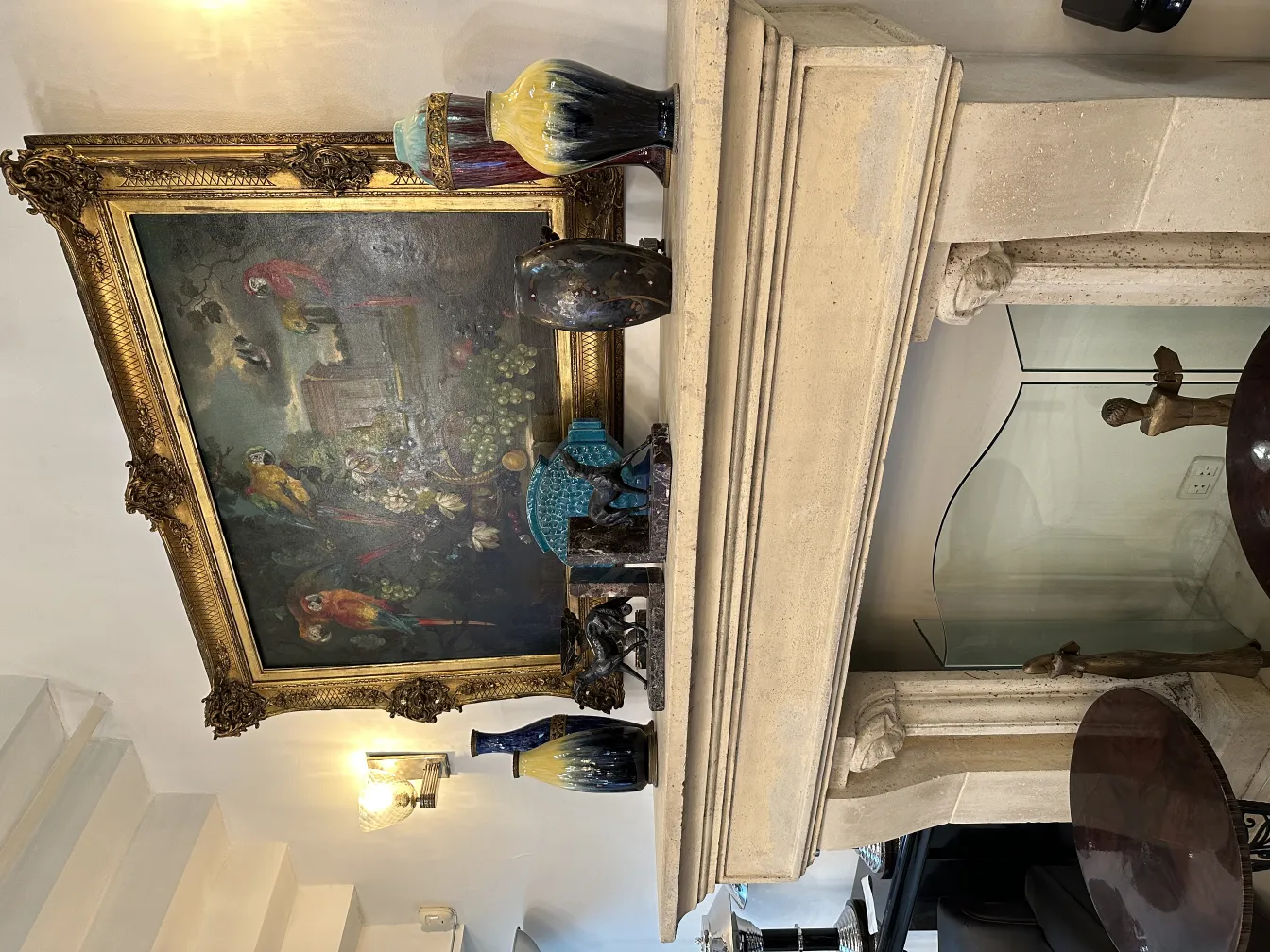 Fermalibri antichi decorati con colori vivaci in un ambiente elegante.