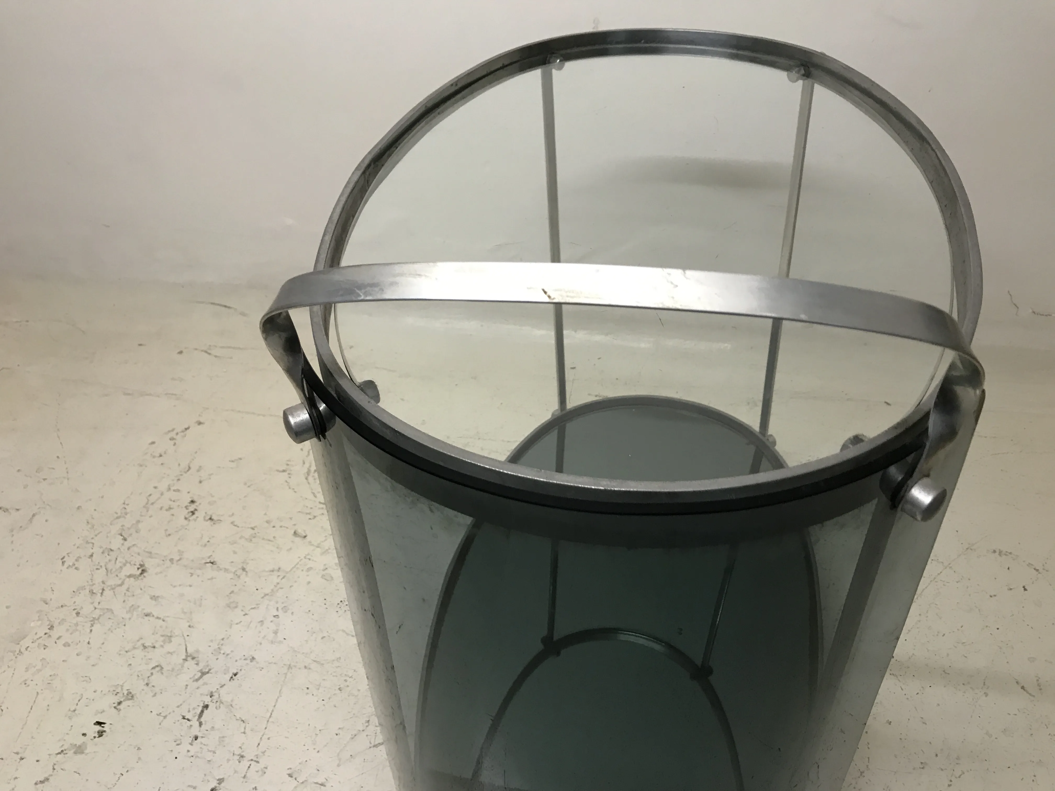 mesa carrinho antiga com detalhes elegantes e design único