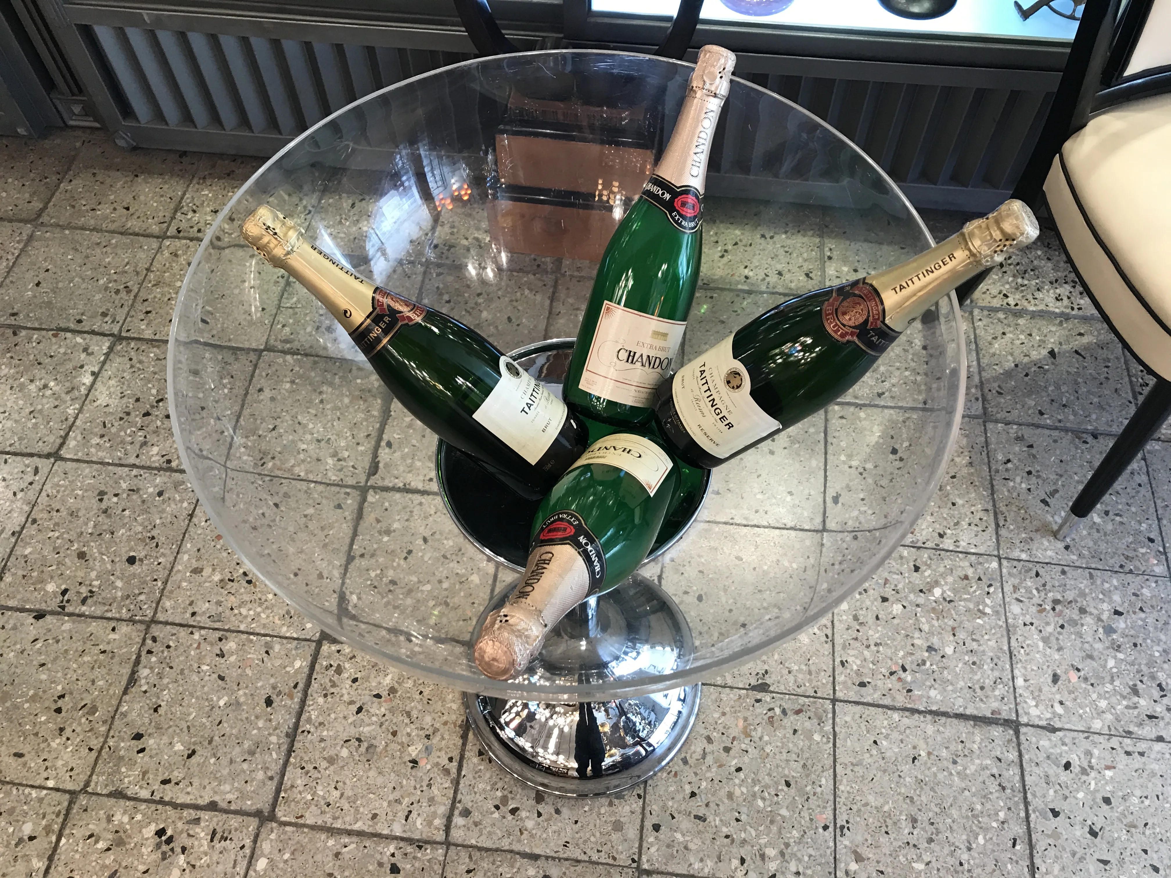 Antiker Champagnerkühler mit kalten Champagnerflaschen.