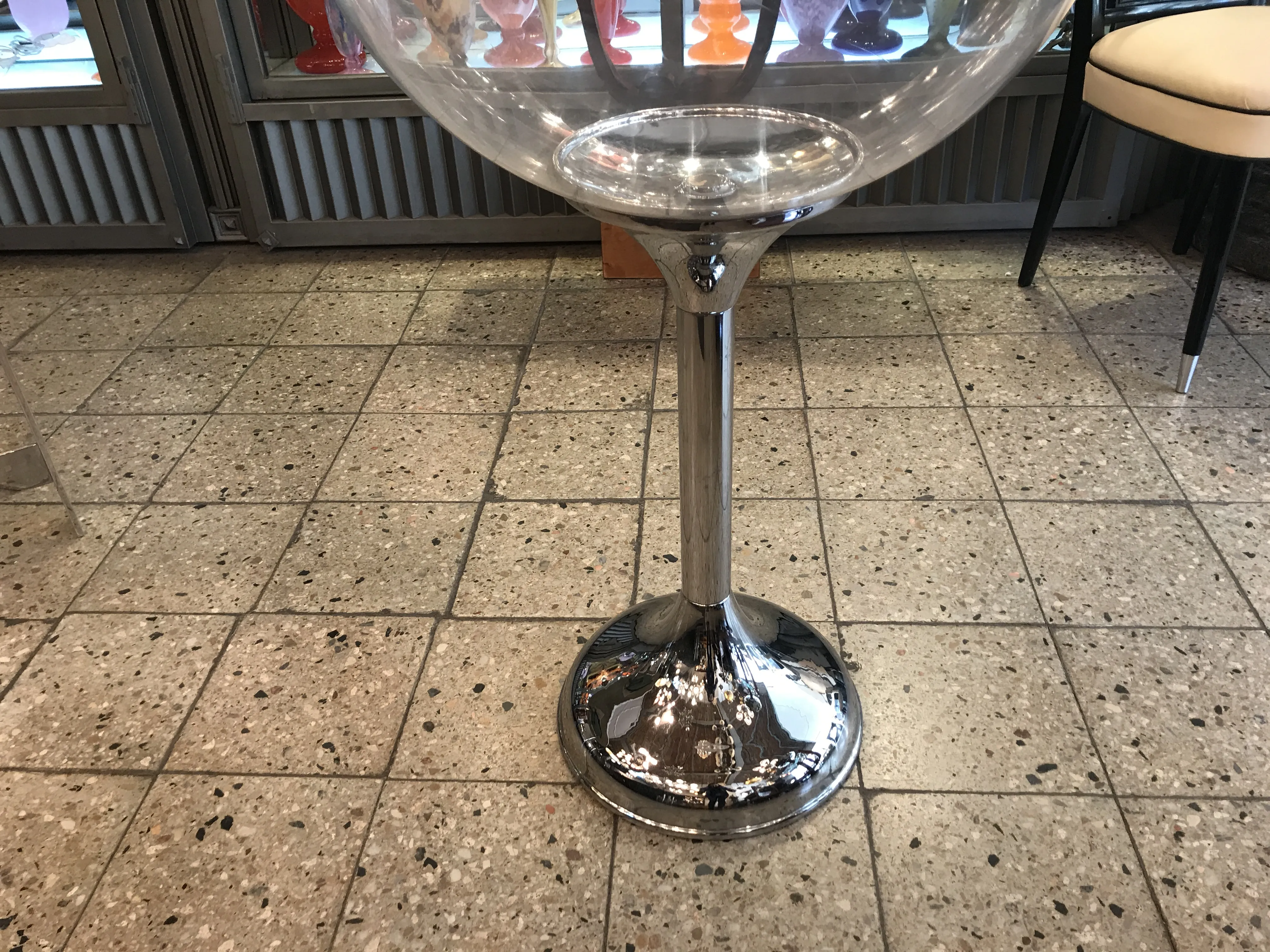 Antigo seau de champagne brilhante em um ambiente moderno.