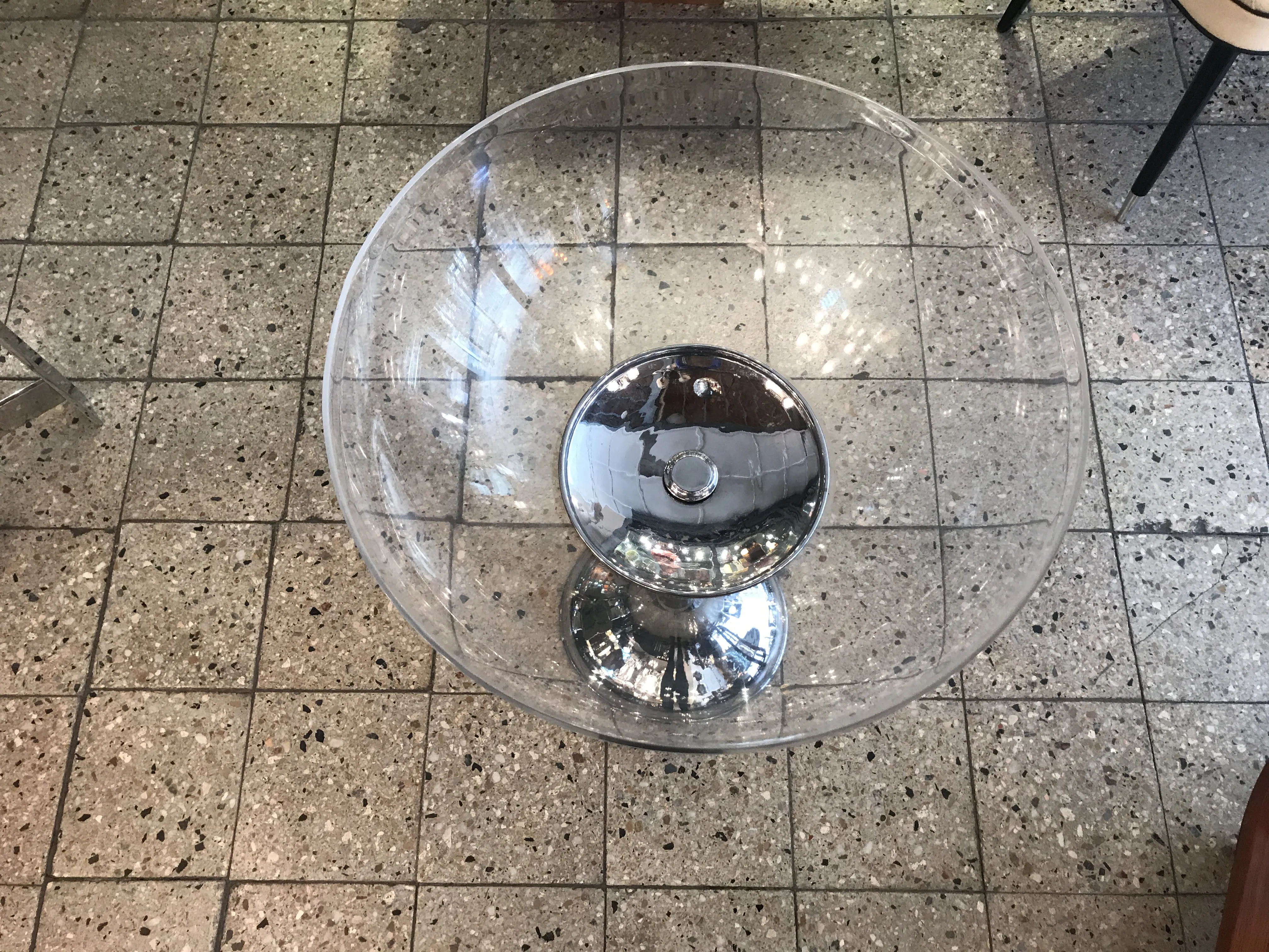 古いシャンパンクーラーのタイルの床