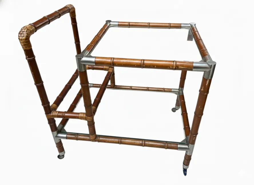 carrello per cocktail antico con ruote e design funzionale