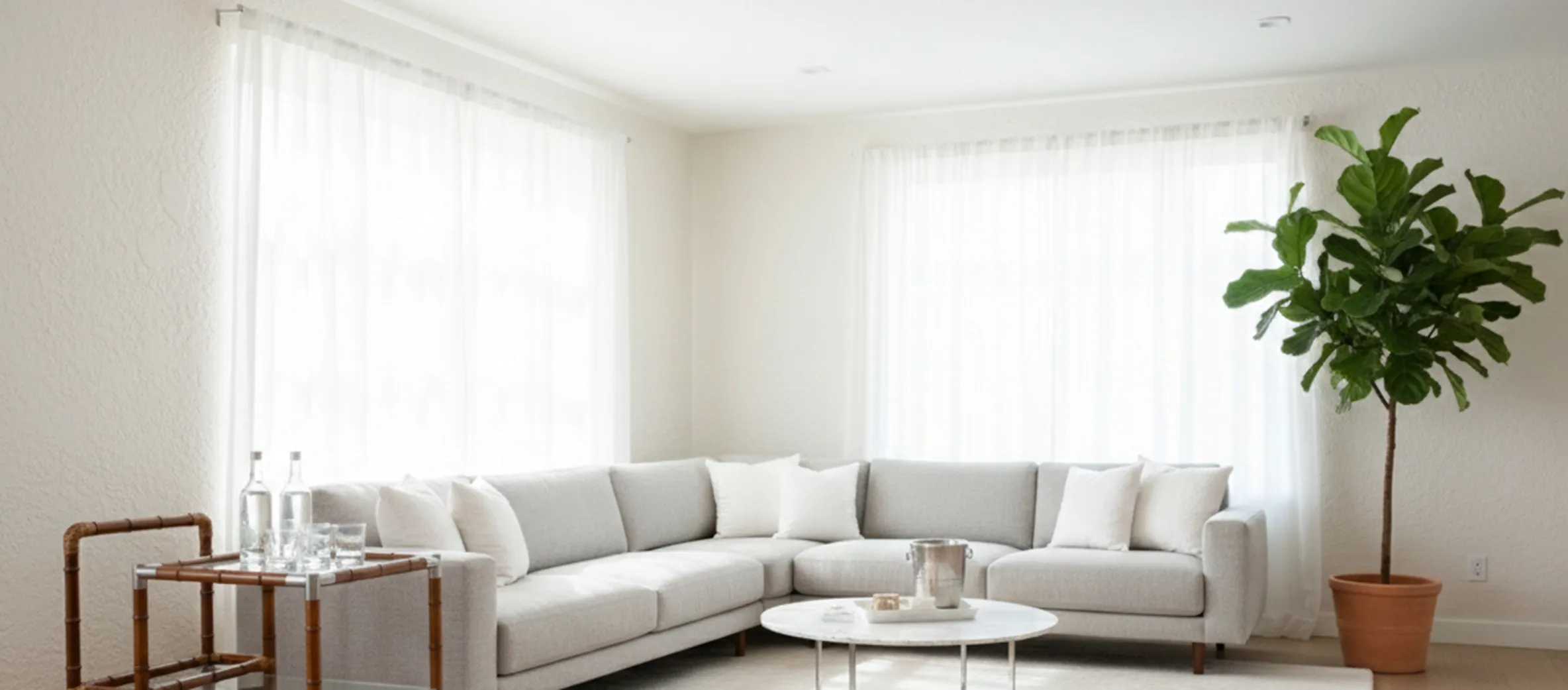 عربة بار قديمة مع زجاجات وأكواب في بيئة مضيئة