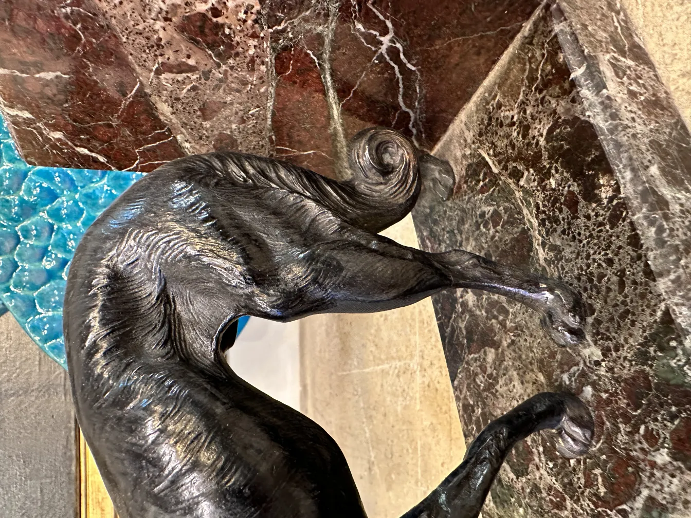 Antike dekorative Buchstützen mit stilisierten Formen in einem eleganten Ambiente