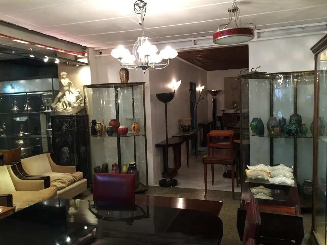 古董展示柜 art deco 展示各种物品