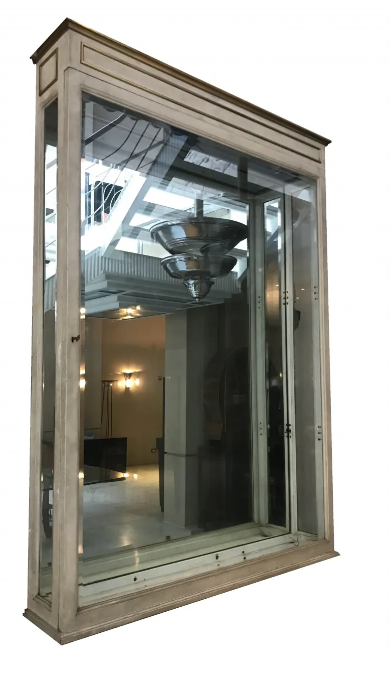 vetrina antica con design elegante e illuminazione