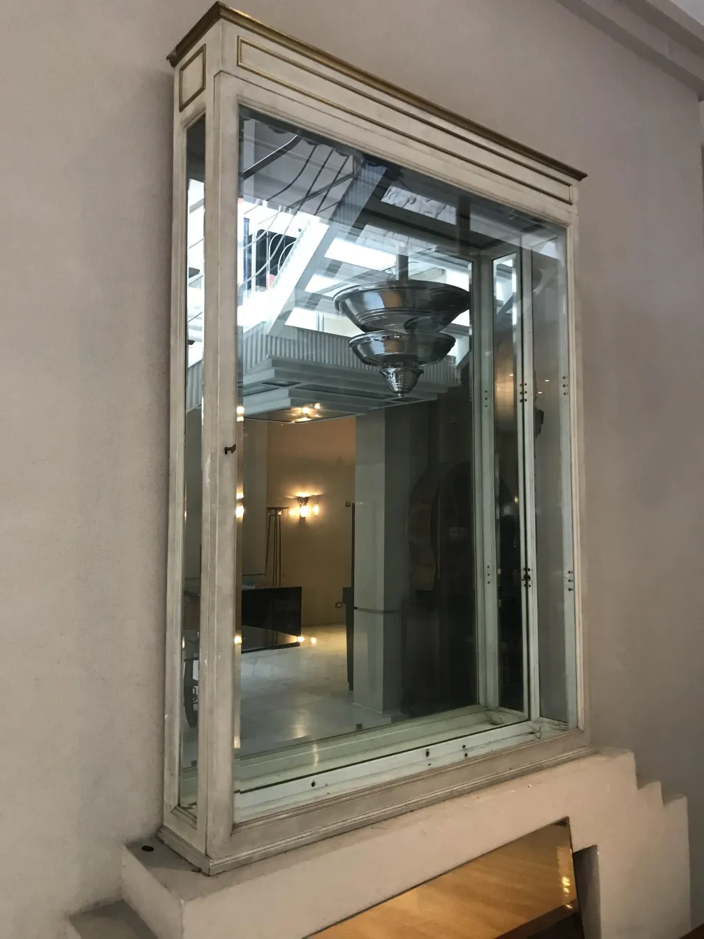 vitrine antiga em ambiente moderno, refletindo luz